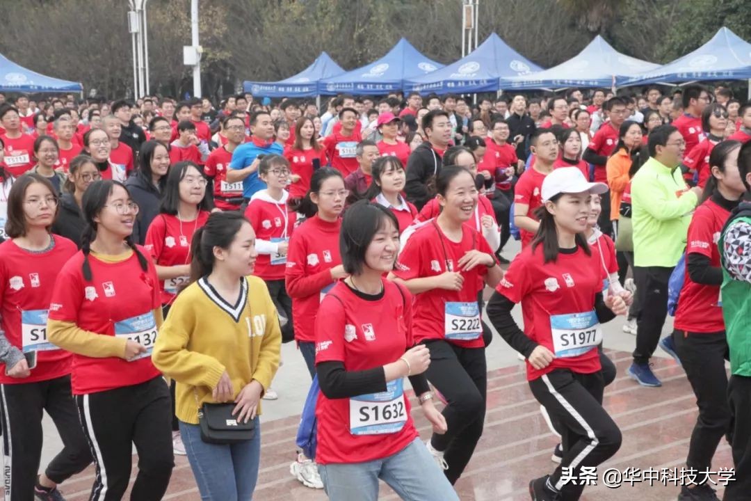 校园马拉松感受青春力量,在教室看同学田径比赛