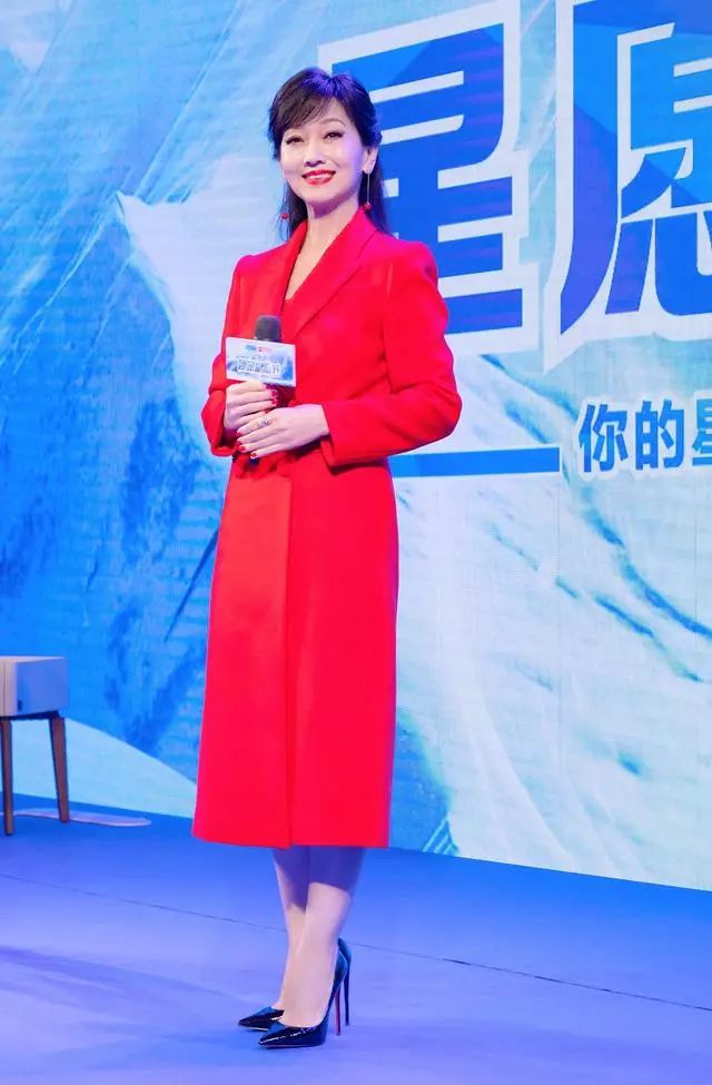 赵雅芝黑色裙穿搭,赵雅芝黑色大衣内搭