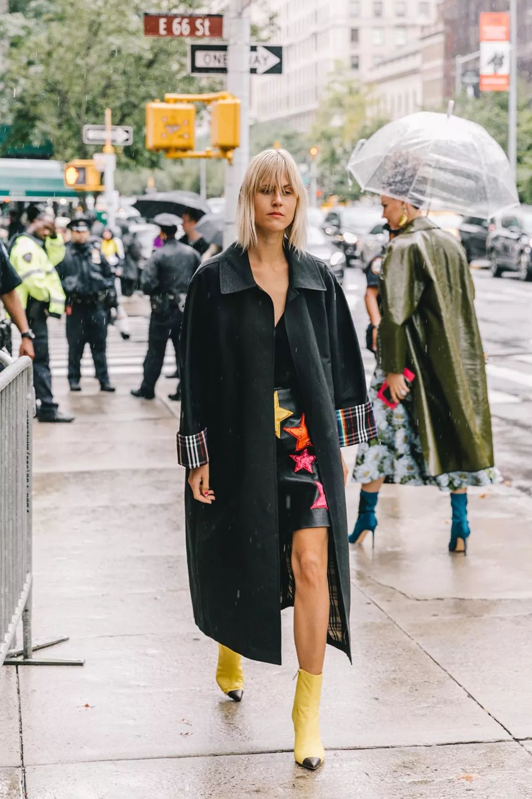 今年流行的袜子穿法长筒袜,袜靴洋气又高级