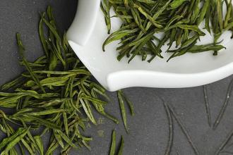 日铸雪芽茶不但形似鹰爪，更是拥有兰花芳香，味甘而滋