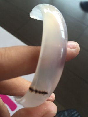 翡翠手镯摔出裂痕可以修复么,摔碎的翡翠手镯怎么处理好看图片