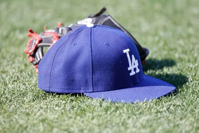 新朋友去打棒球,朋友打棒球