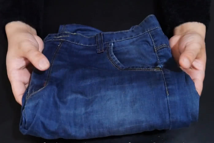 牛仔裤有味道怎么处理不让它掉色,新牛仔裤如何去异味保持颜色