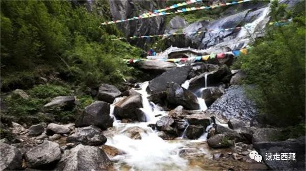 走青藏线翻越唐古拉山来到拉萨,西藏工布江达县的山脉