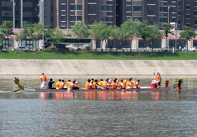 21年前本溪驻军无偿修建了一条太子河大坝如今变成一条滨河景观道