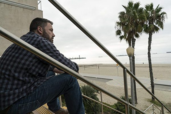 他曾是高中篮球明星，多年后以教练身份返回母校