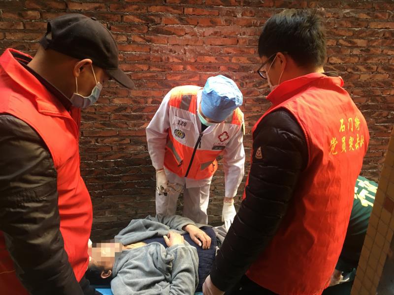 白云|年事已高,疫情期间不便出门?别担心,“红马甲”为你服务