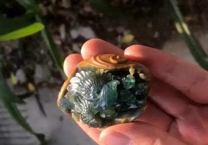 缅甸矿区翡翠原石一刀切出千万元,翡翠原石一刀切开