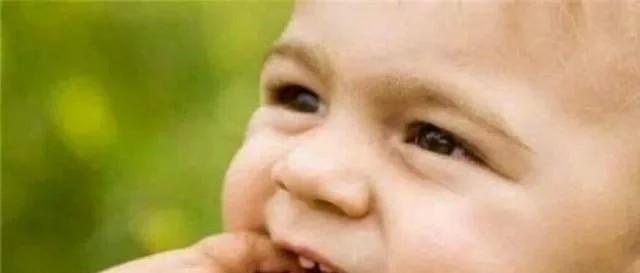 月嫂教宝宝吃手指,月嫂老是让宝宝吃手