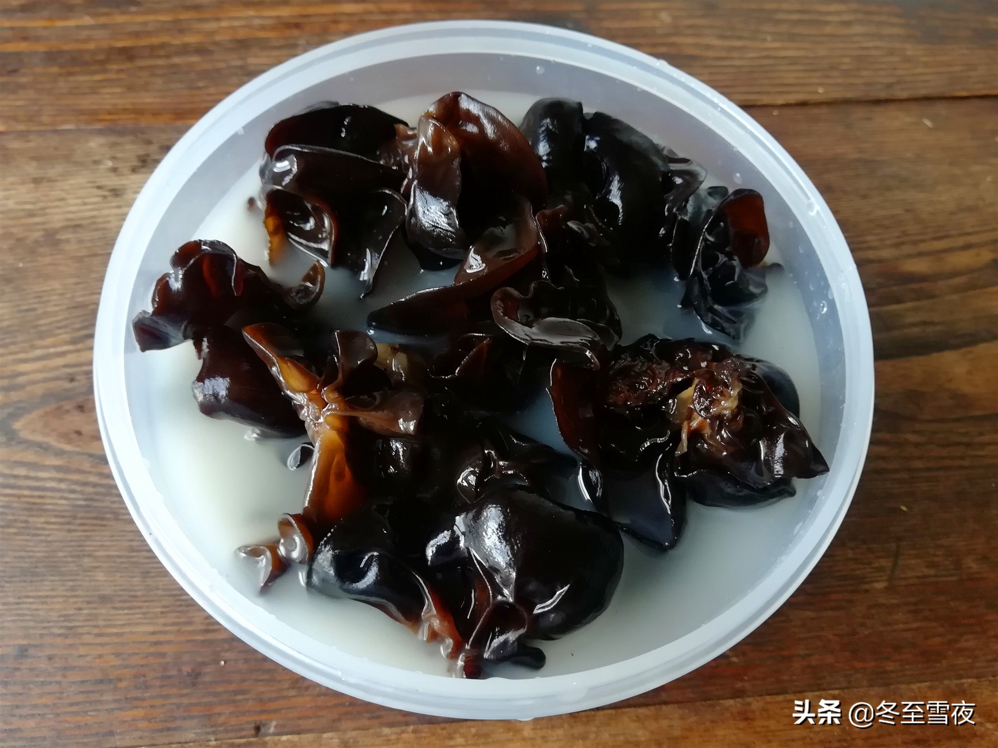 泡发干木耳用冷水还是热水好？教你这样做，泡发的口感好，营养好