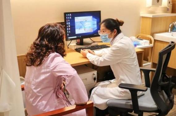 女性裤子上有黄色的东西正常吗,内裤上有黄红的分泌物是怎么回事