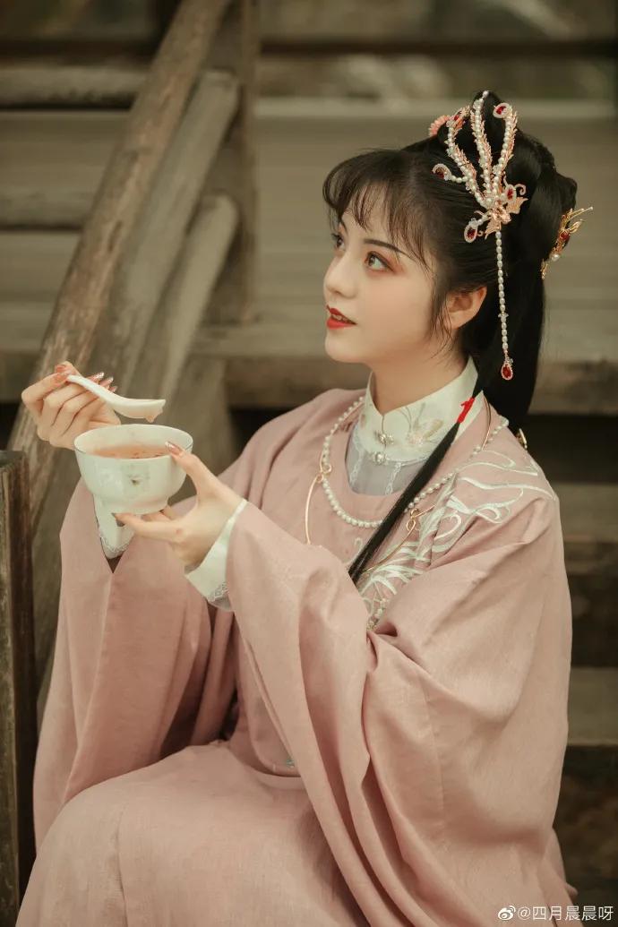 00后女孩演绎四大名著美女,凭一个造型火出圈,200万网友点赞