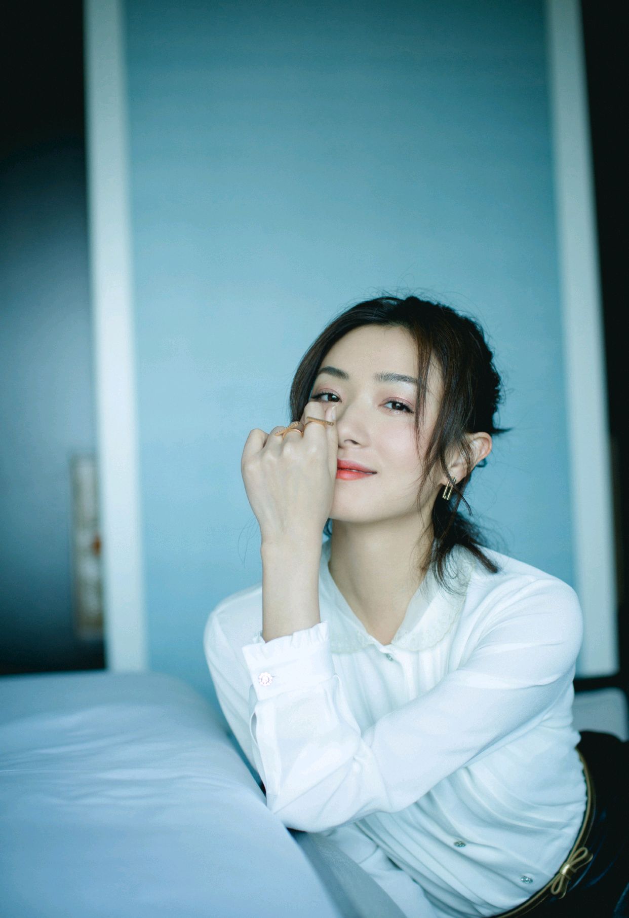 万茜纯白色西装领连衣裙帅气明媚,万茜一袭蓝色裙女人味