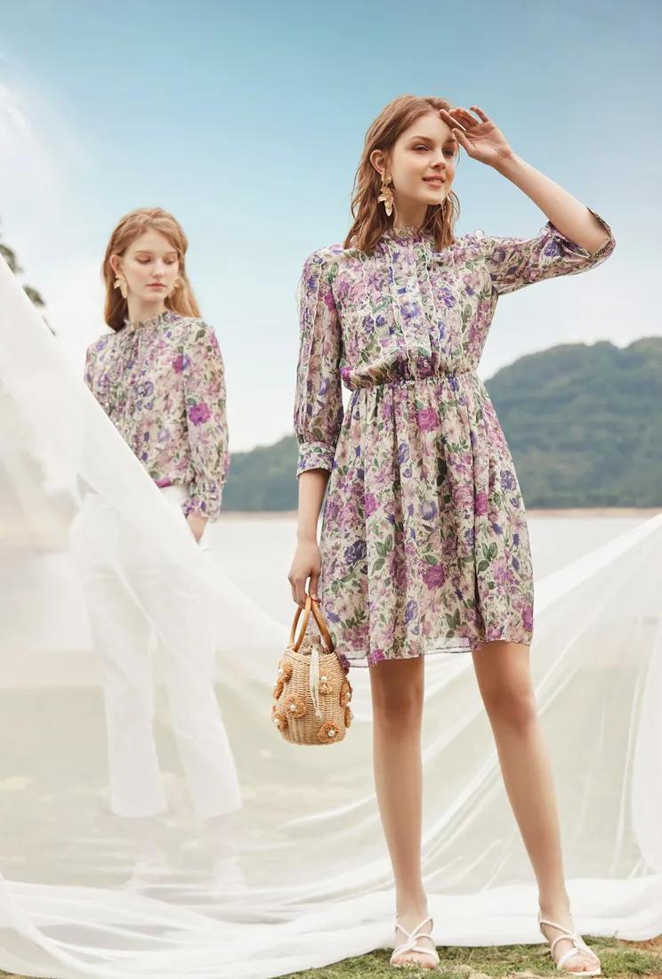 不挑肤色又显白的连衣裙,修身连衣裙怎么穿气质又显瘦