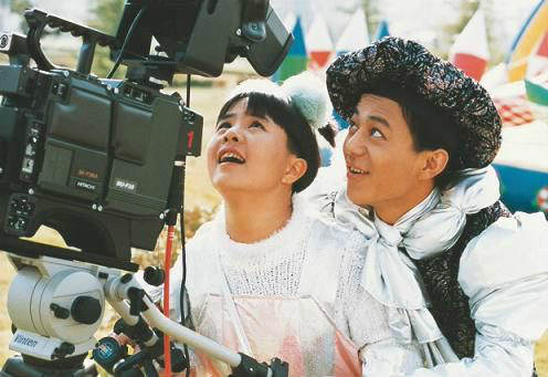 高龄生子、嫁神秘富商、退休成网红，“童年回忆”们变样了吗？