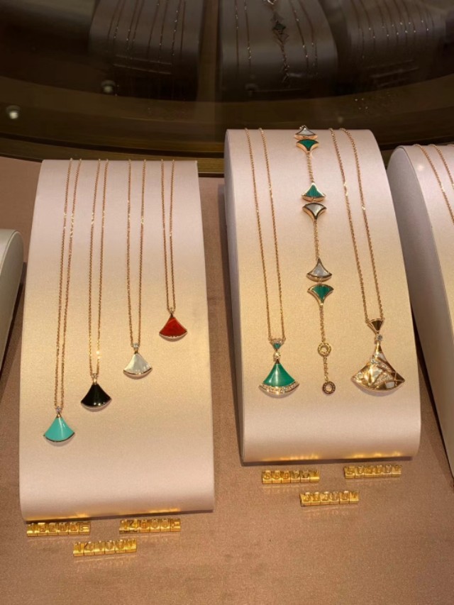 香港宝格丽扇子项链3599港币 (香港买宝格丽小裙子项链便宜多少)