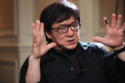 成龙穷的时候,成龙回安徽探望同父异母兄弟