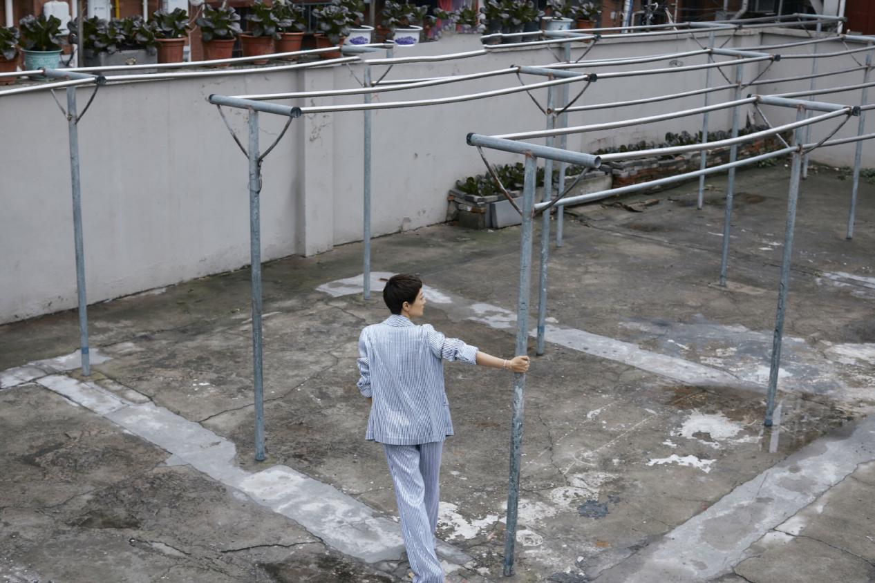 43岁马伊琍太惊艳了,马伊琍穿小白鞋露脚踝