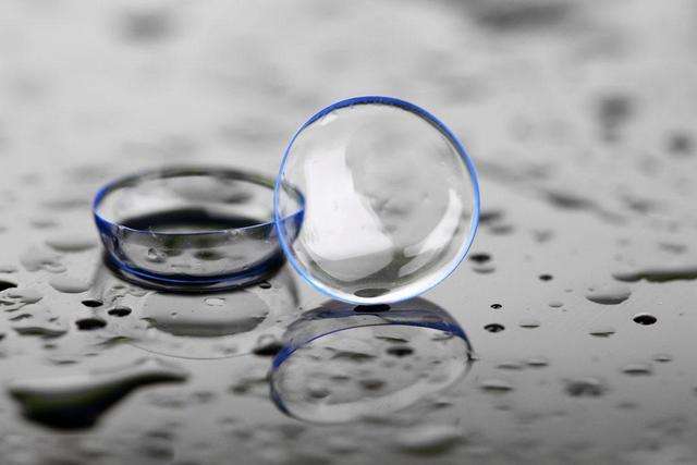 眼睛布满血丝还不停分泌眼屎,眼睛里血丝很重眼睛看起来很红