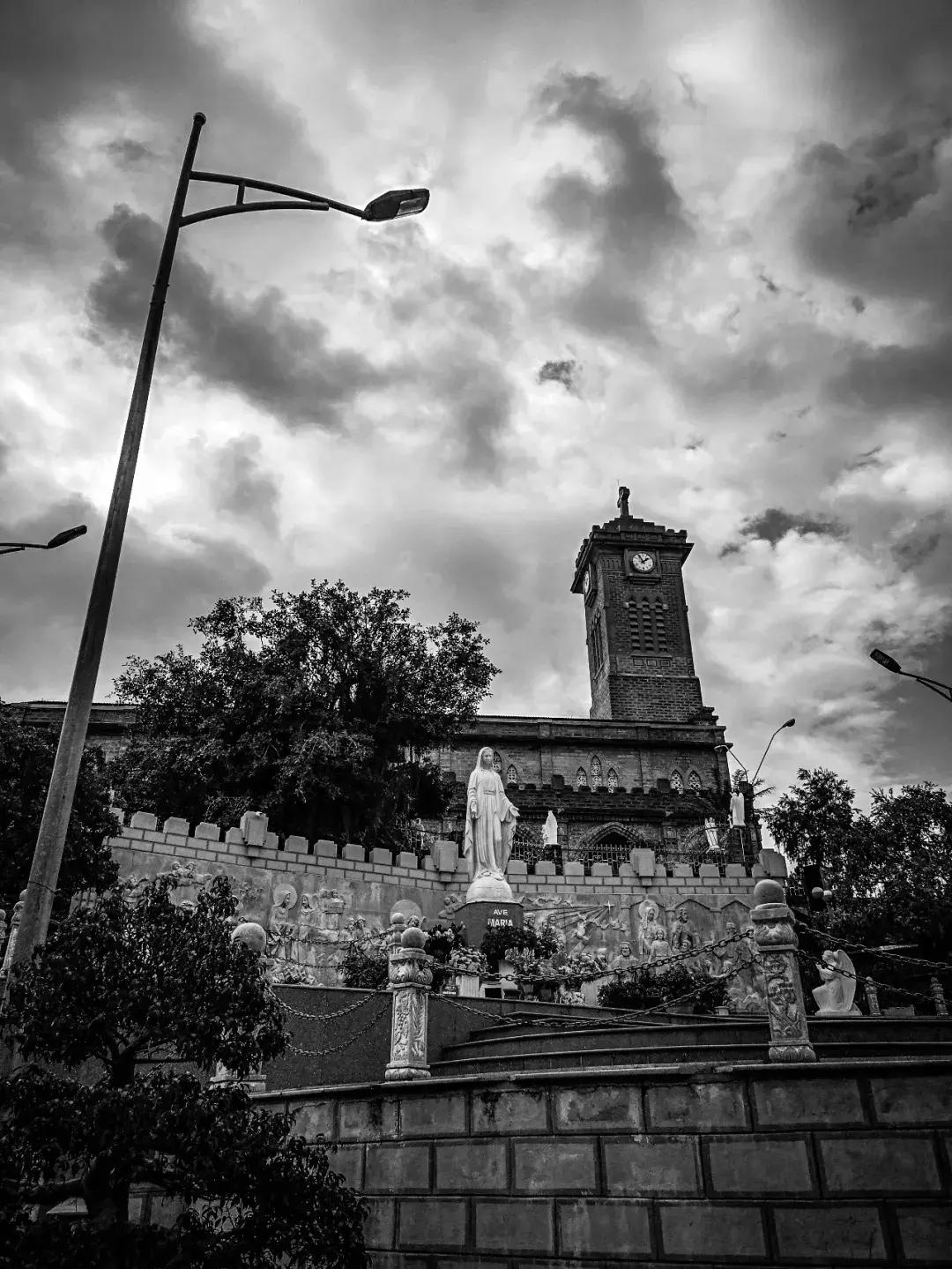 纸上的光影和字：6月30日，来看中国20位诗人的街拍摄影展