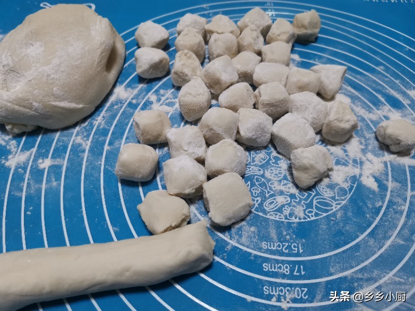 大厨做茴香鸡蛋饺子做法,5块钱的饺子用什么做的