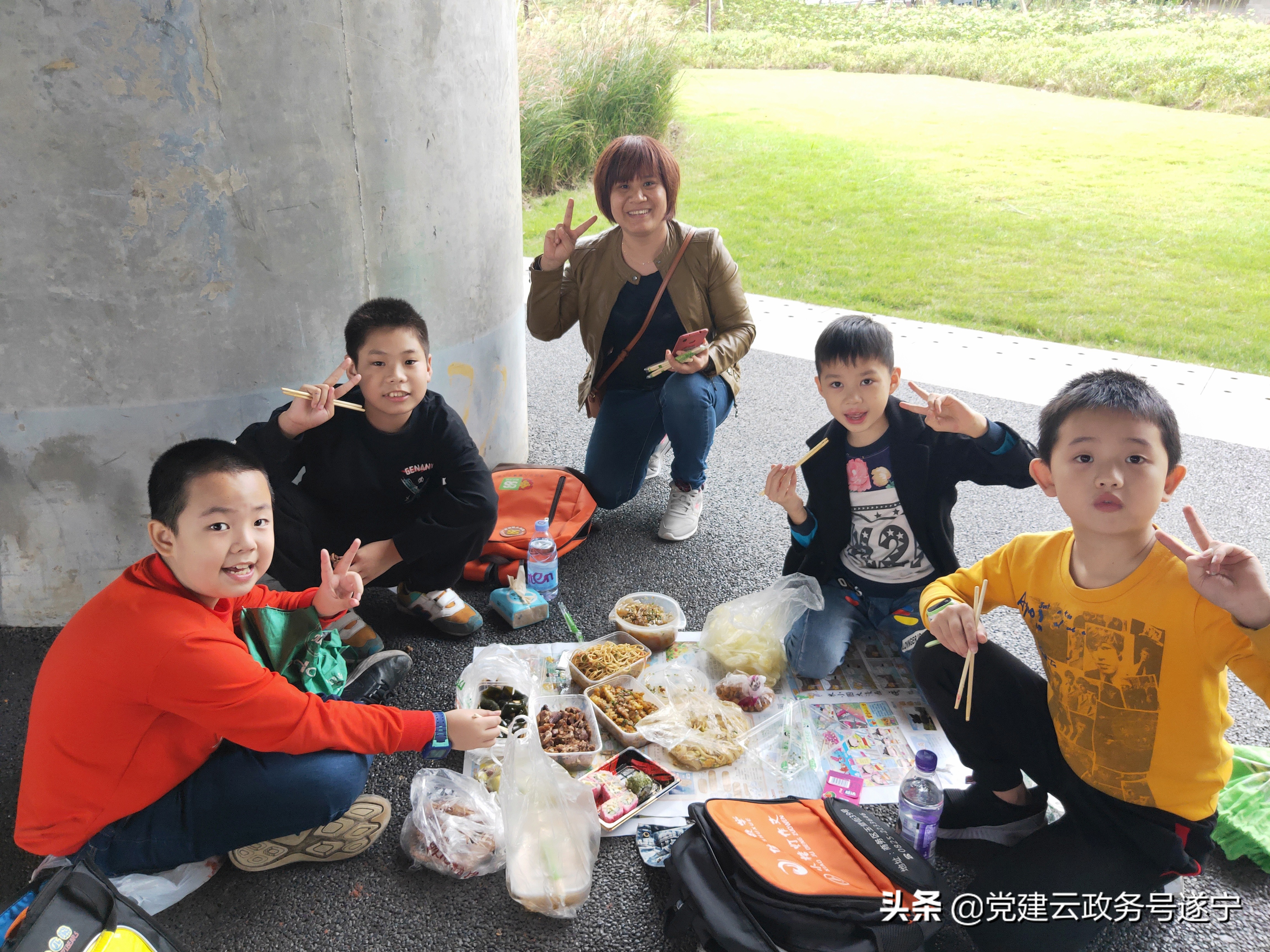 冬季综合实践活动小学,小学生秋季远足实践活动简报