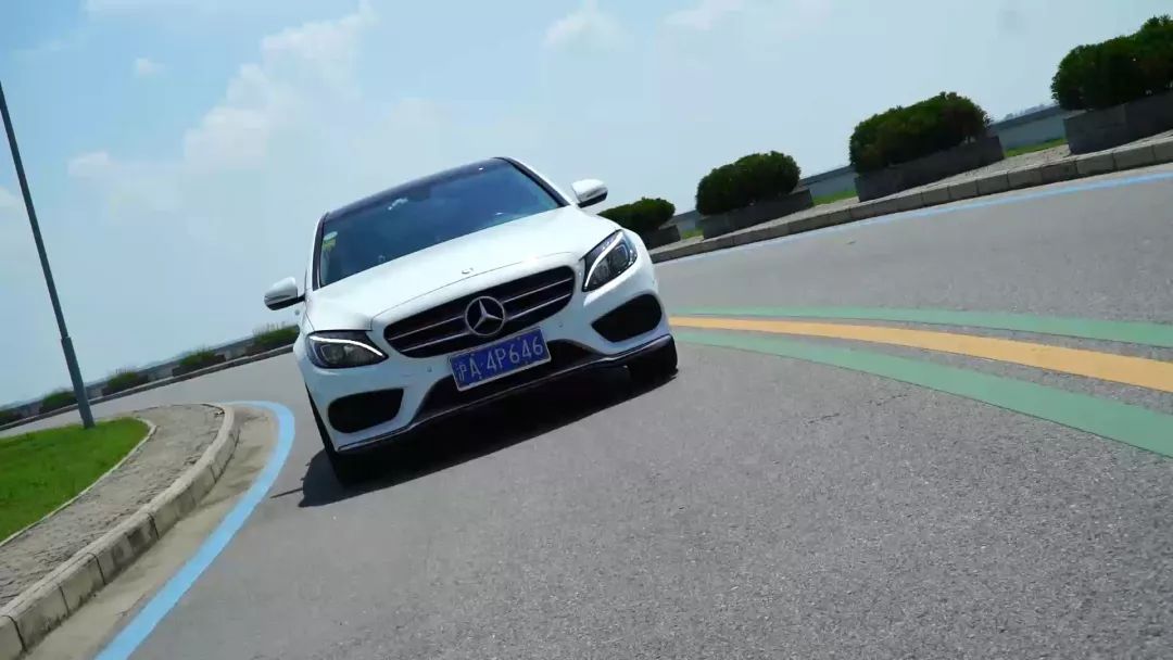 评两代奔驰C级：颜值就是战斗力