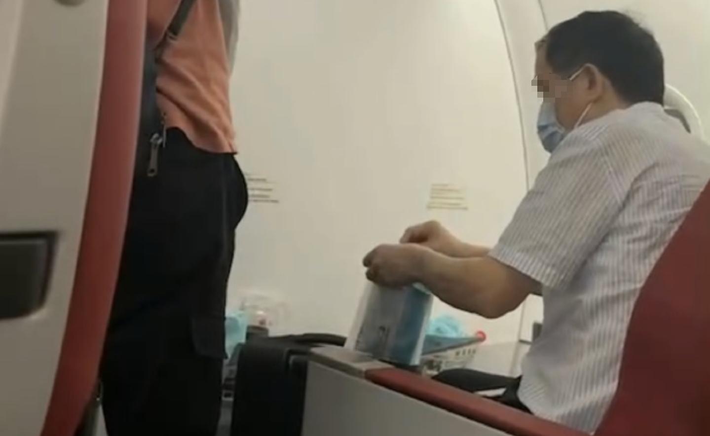 “给我调查她！”头等舱男子辱骂刁难空姐，乘客打抱不平反遭威胁