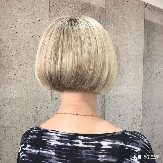 短发大卷发型适合年龄50岁,显年龄小的发型图片女短发