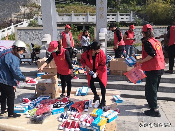 浙江温岭*党**员志愿者街头义卖童鞋