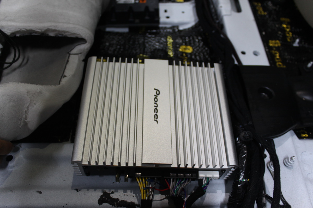 别克gl8音响改装升级,别克gl8音响改装超薄低音