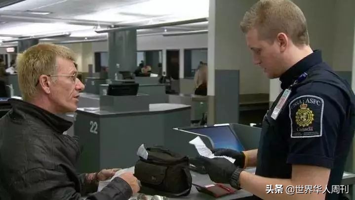 她被加拿大海关强制裸体搜身，扣留14小时，因此患上焦虑症