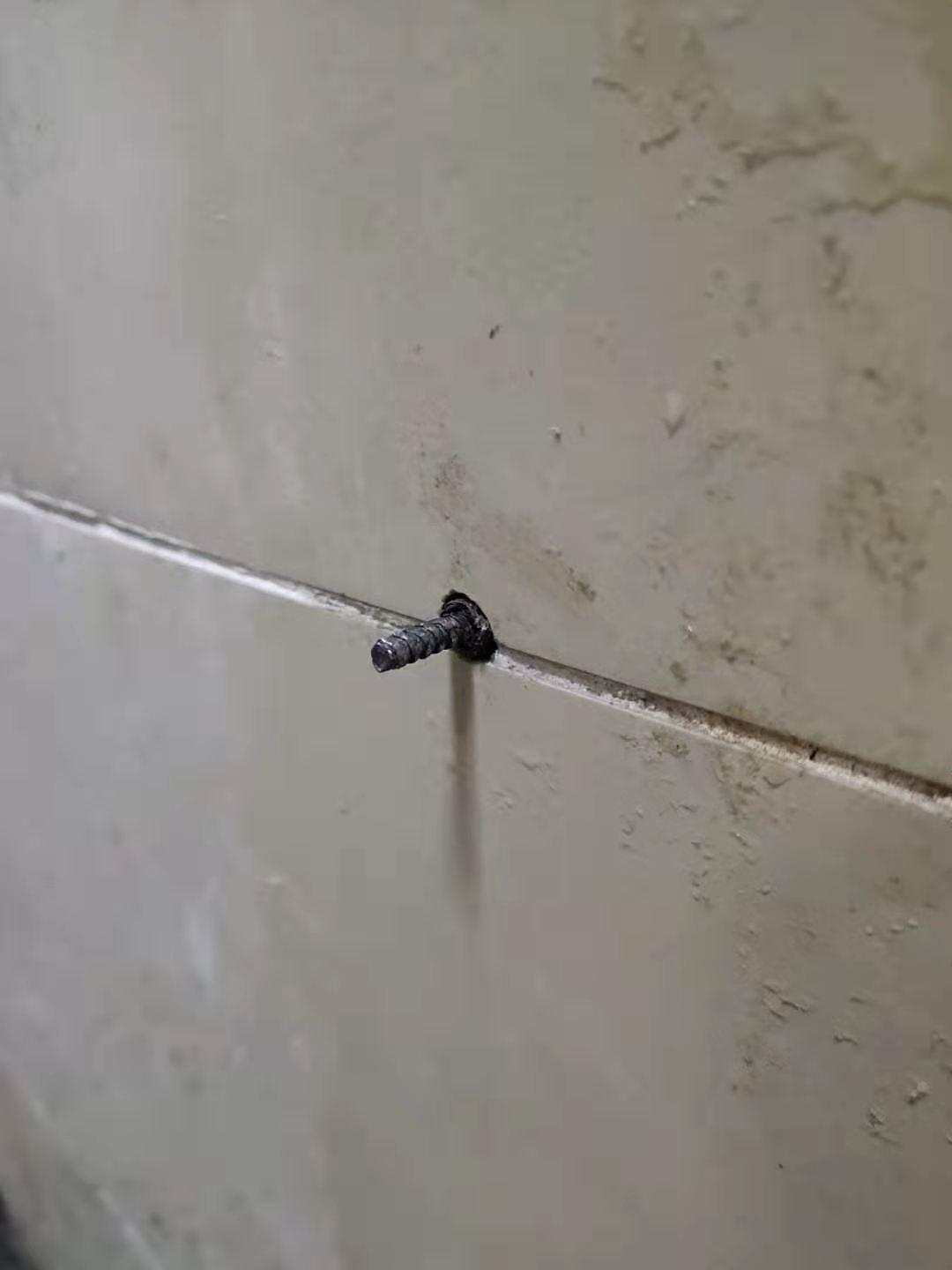 膨胀螺丝断了瓷砖孔里怎么取出,膨胀螺丝断墙壁里怎么取出来