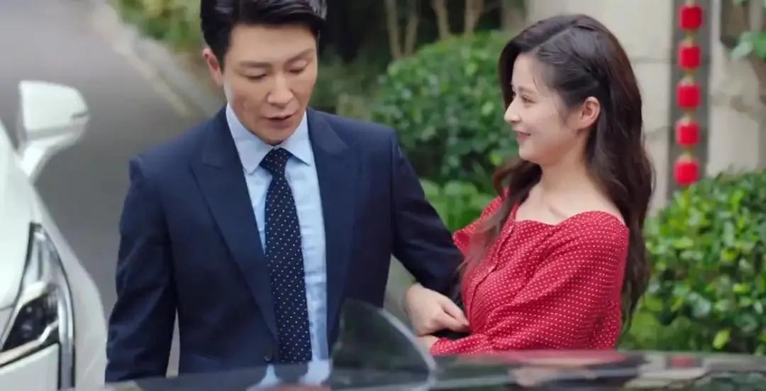 颖儿被嘲“史上最卑微的富太”：父母的婚姻里，藏着孩子的未来