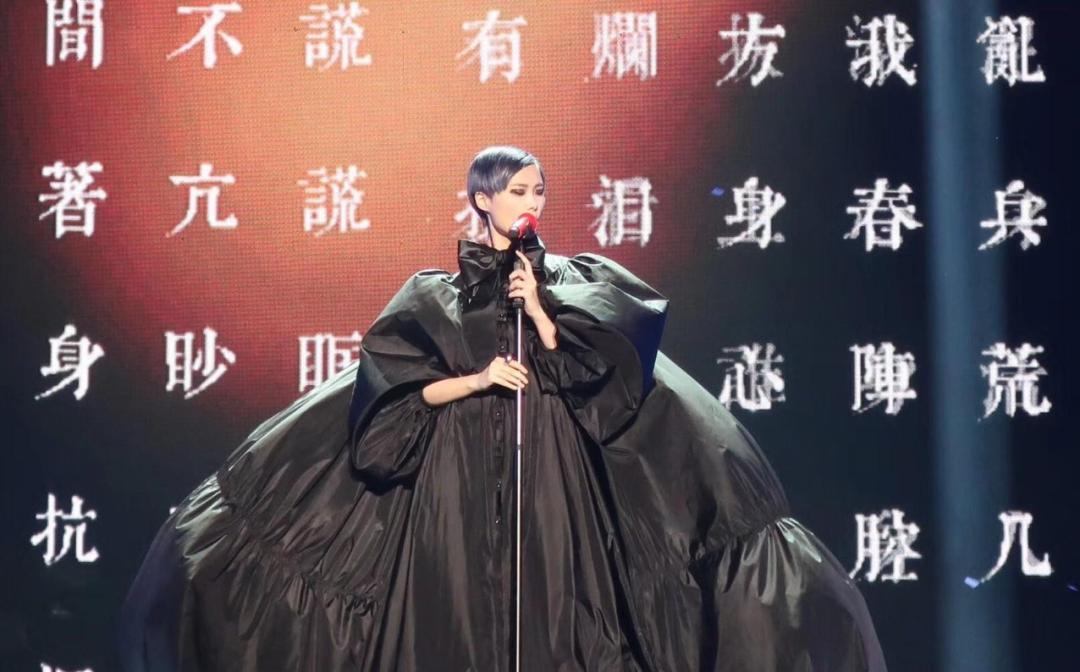 李宇春和刘雨昕私下关系,李宇春刘雨昕穿裙子