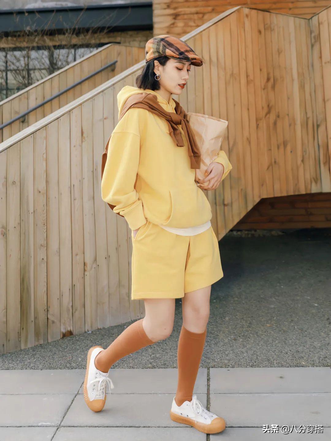 中长款卫衣怎么搭配才好看秋天,秋天冬天穿卫衣怎么搭配裤子