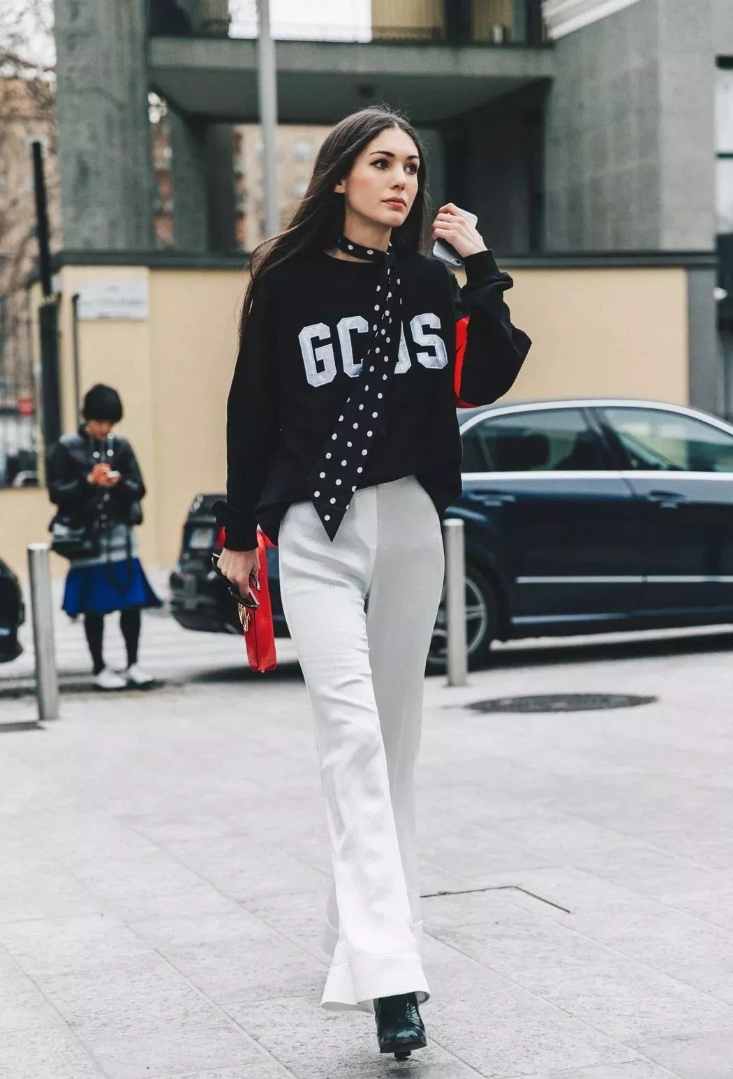 打*裤底**是上世纪的火爆单品，遗留的时尚太过守旧，直筒裤正​吃香