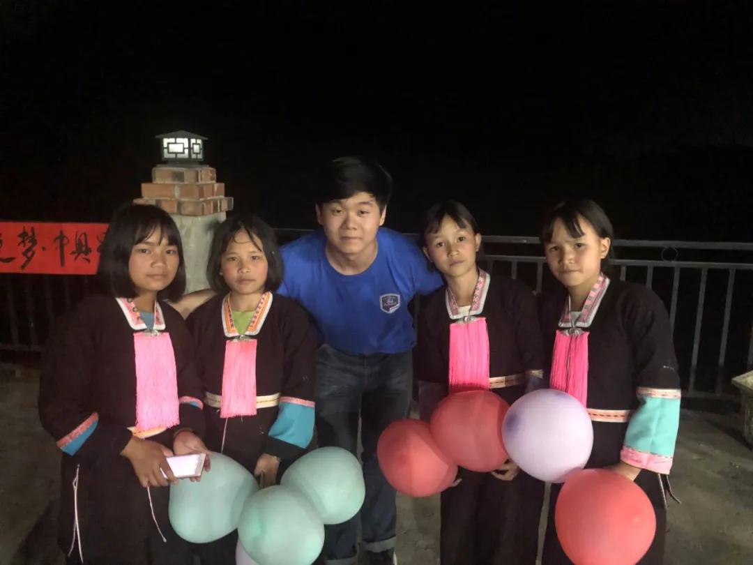 这帮人五一用爱心启航，一起为广西凌云大山的孩子点燃艺术之梦！