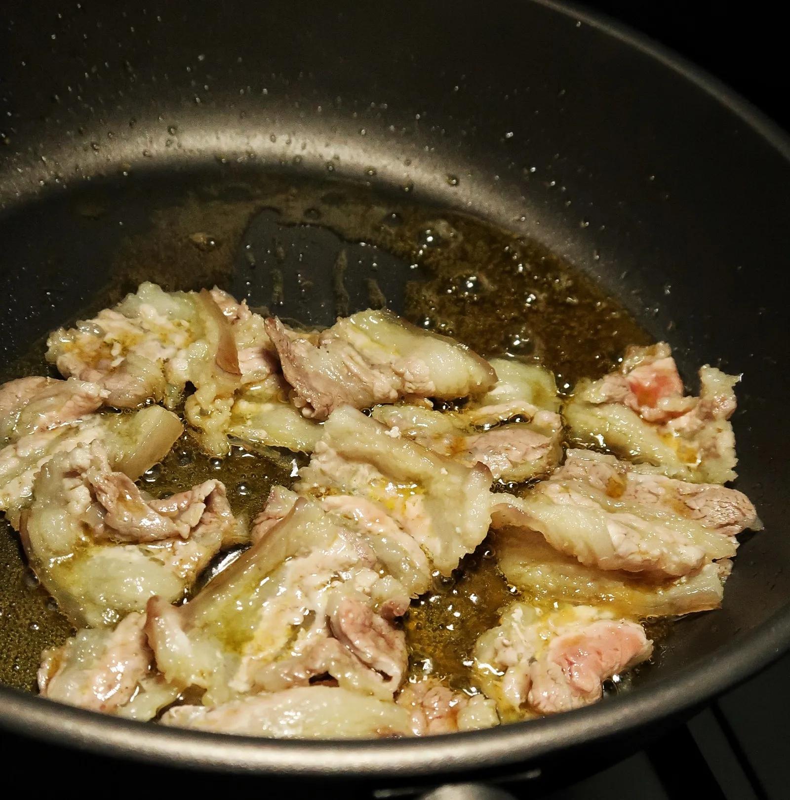 那些粗剌剌的萝卜条子，在凛冽的冬日喝上三四天的风，就蔫瘦了。