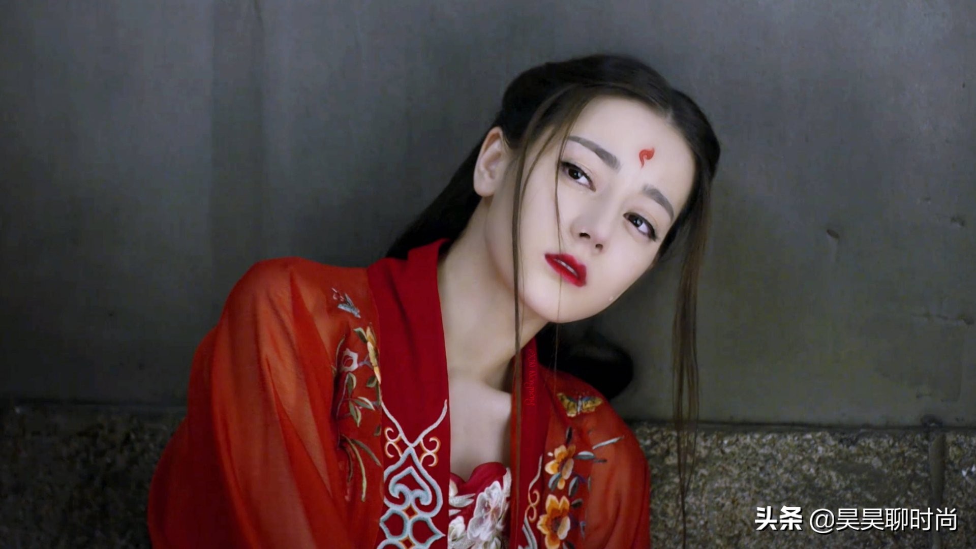 亚太区中国首位代言的迪丽热巴，这样的身材穿牛仔刚刚好