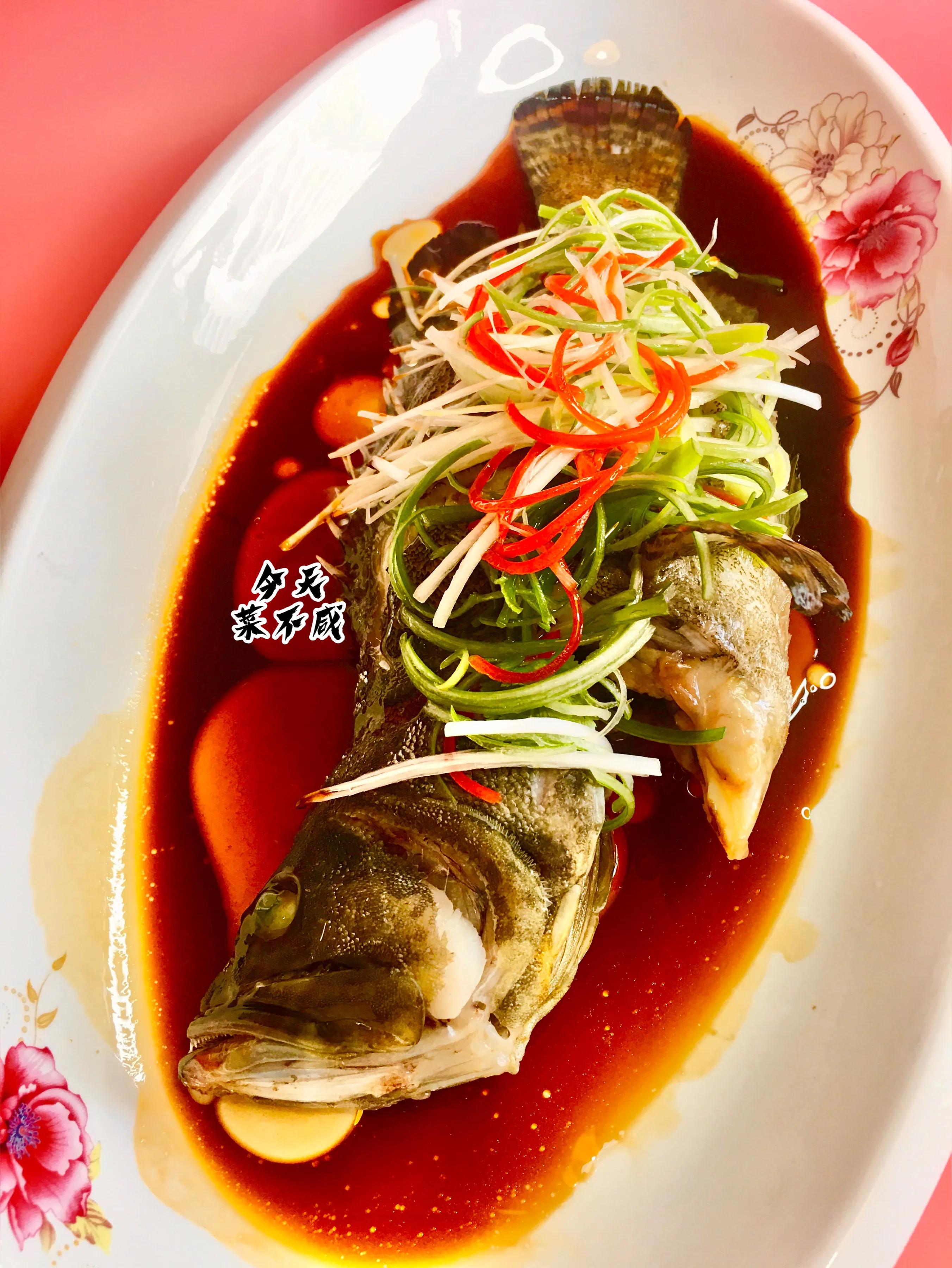 石斑鱼先倒蒸鱼豉油还是先泼油,清蒸鱼石斑鱼放什么调料