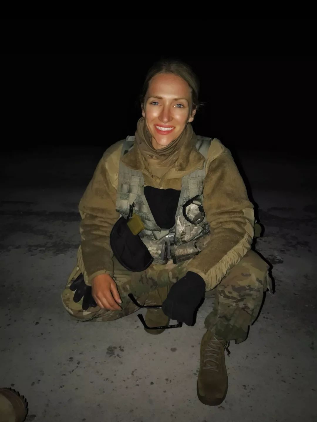 舅舅性侵、母亲家暴，她绝地反击，当上军官后，帮更多受虐孩子