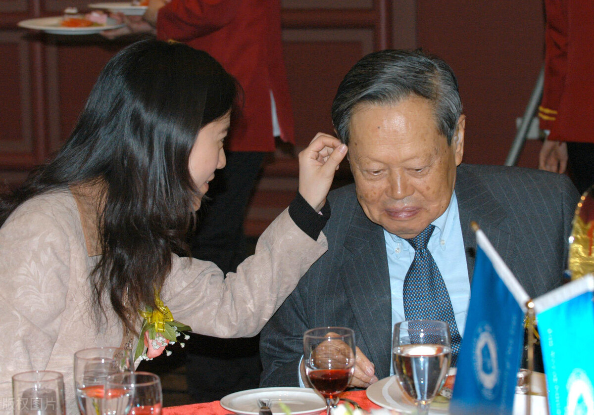 百岁杨振宁身体良好，热爱体育锻炼喜欢水上运动