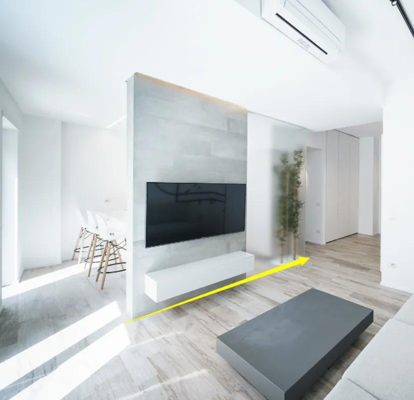 不用舍弃客厅，她家给电视墙拼接玻璃，撒上碎石子就多了个景观区