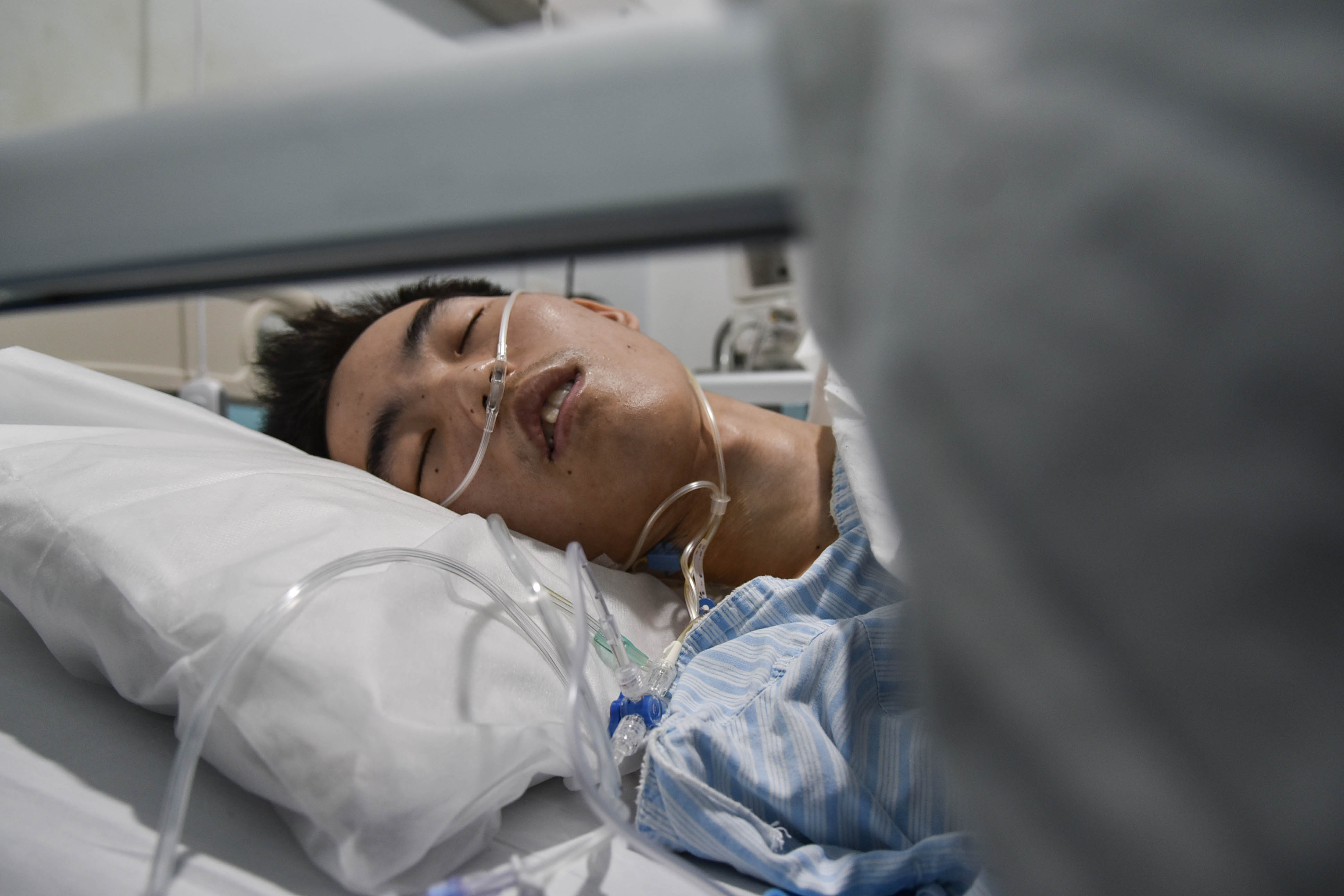 小男孩得了重病劝妈妈再生一个,16岁男孩跪求母亲放弃治疗后续