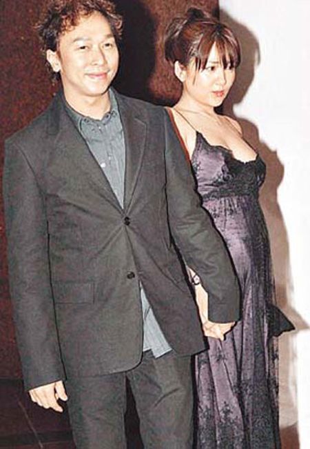 黄贯中转头看向黄家驹图片,黄贯中还会和黄家强追忆家驹么