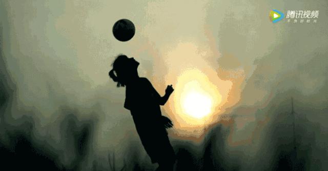 独腿小哥送外卖视频,独腿小哥拄拐坚持送外卖