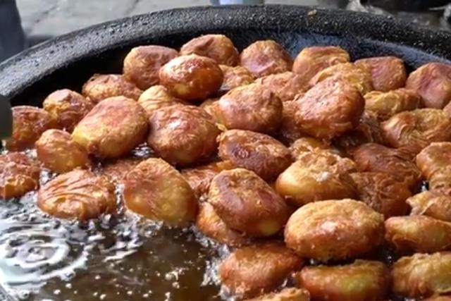 大叔卖传统小吃20年只涨过一次价,河南大叔卖地方小吃每天做300