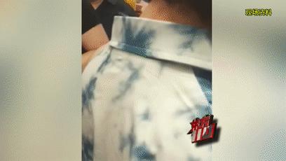 你的肚脐眼是凸出来的？上海地铁早高峰，一男子戴上粉色头盔，偷偷…