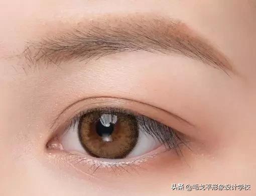 眼线一画上就晕染,眼线一画就成梯形